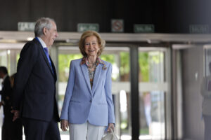 La Reina Sofía (d), acompañada por el presidente de la Federación Española de Bancos de Alimentos (FESBAL), Pedro Llorca, inaugura este jueves en Ourense el XXVIII congreso de FESBAL, cita anual que reúne a líderes y actores clave en la lucha contra la inseguridad y el desperdicio alimentario en España. EFE/ Lavandeira Jr