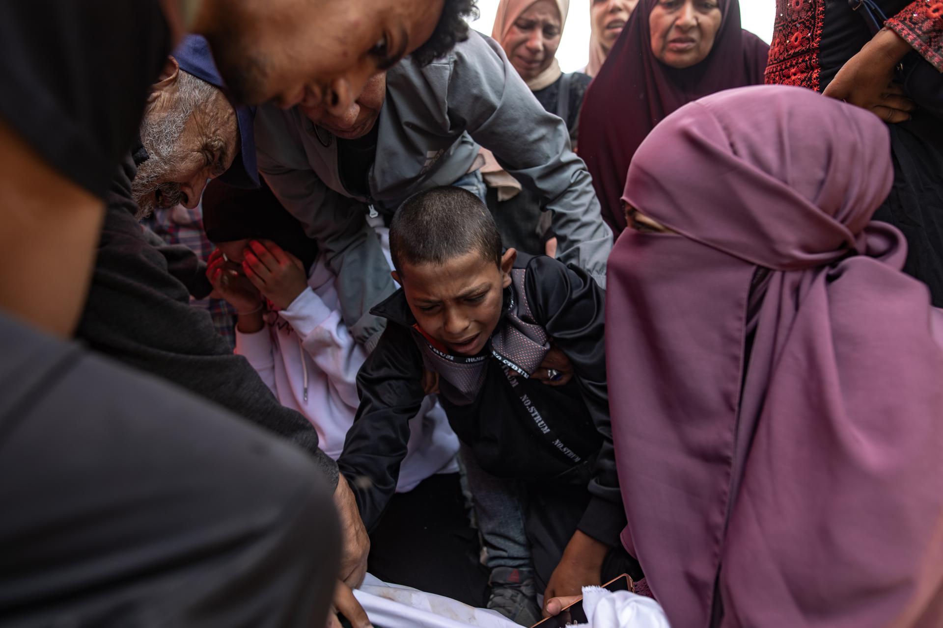 Familiares alrededor de un cuerpo de un palestino muerto por un ataque israelí en Gaza el 15 de mayo de 2025. EFE/EPA/HAITHAM IMAD
