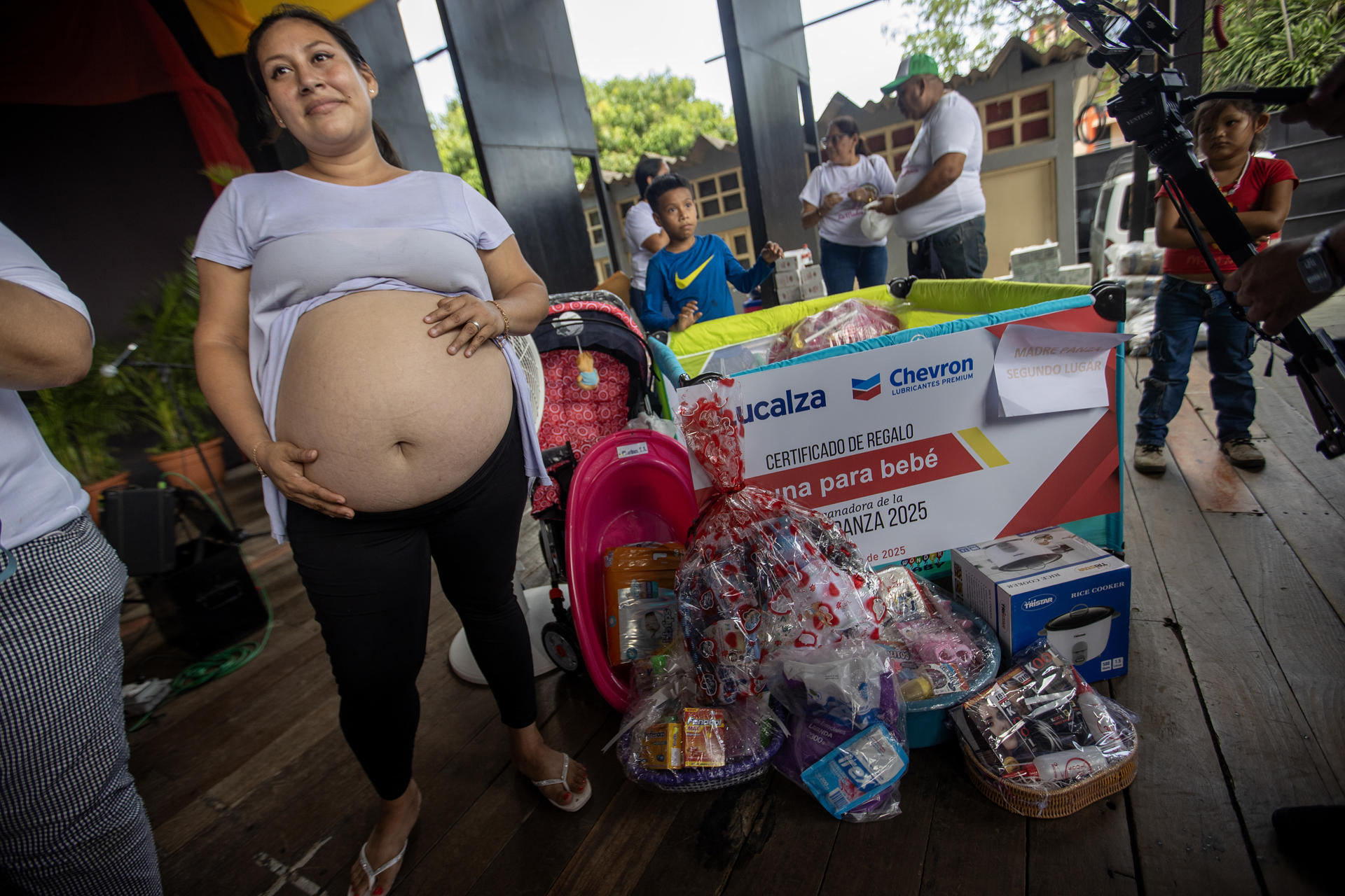 Eveling Reyes, de 28 años, con siete meses de embarazo y cuatro hijos, ganó el peculiar concurso 'La madre panza', celebrado por el Día de la Madre y en el que participaron 14 mujeres embarazadas. EFE/ Jorge Torres