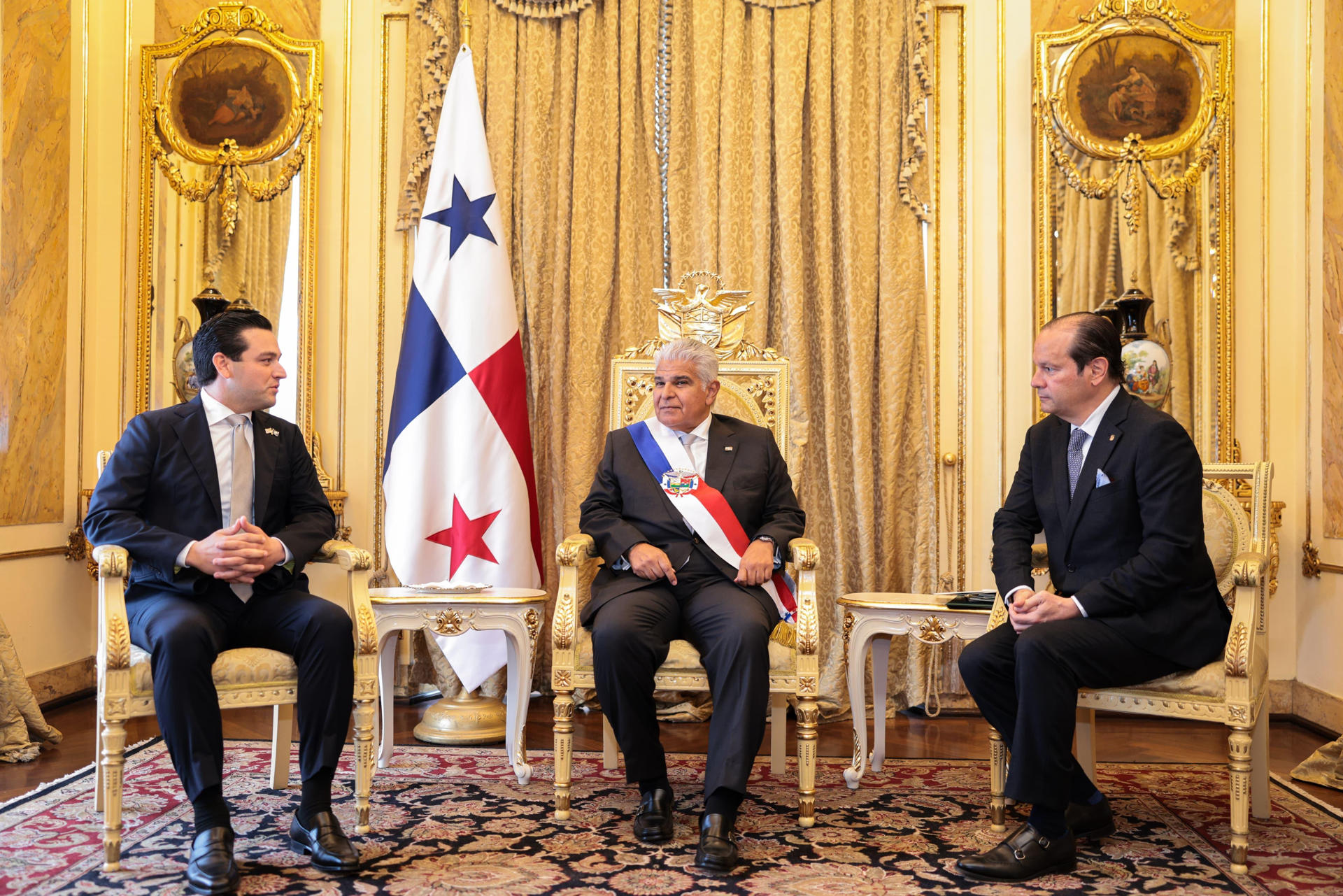 Fotografía cedida por la Presidencia de Panamá que muestra al ministro de Relaciones Exteriores de Panamá, Javier Martínez-Acha (i), el presidente de Panamá, José Raúl Mulino (c), y el nuevo embajador de Estados Unidos en Panamá, Kevin Cabrera, reunidos este lunes, en Ciudad de Panamá (Panamá). EFE/ Presidencia de Panamá