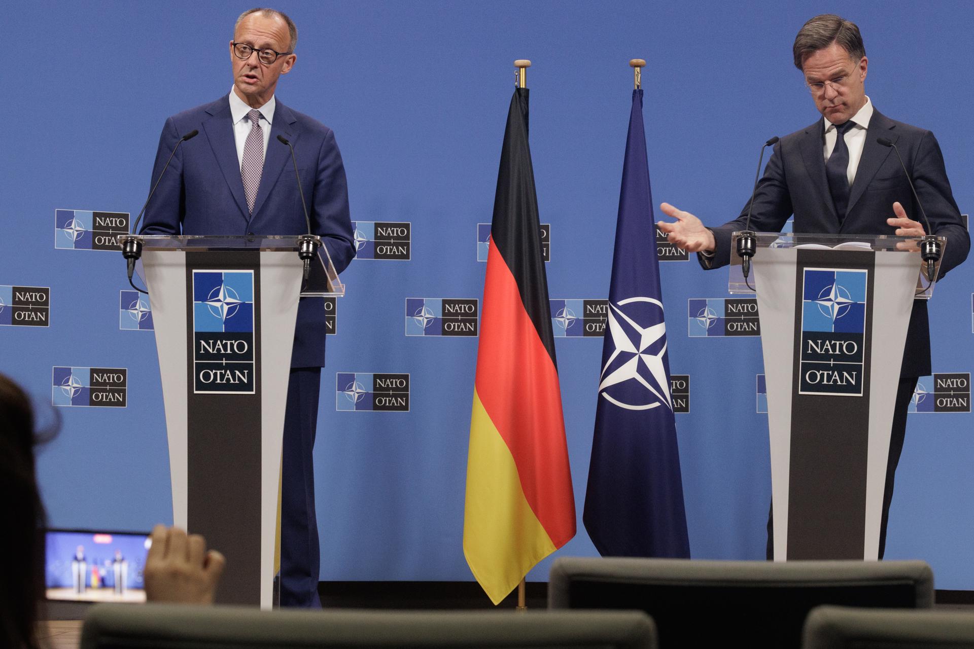 El canciller alemán Friedrich Merz (I) y el secretario general de la OTAN, Mark Rutte, asisten a una conferencia de prensa en la sede de la OTAN en Bruselas, Bélgica, el 9 de mayo de 2025. (Bélgica, Alemania, Bruselas) EFE/EPA/OLIVIER MATTHYS