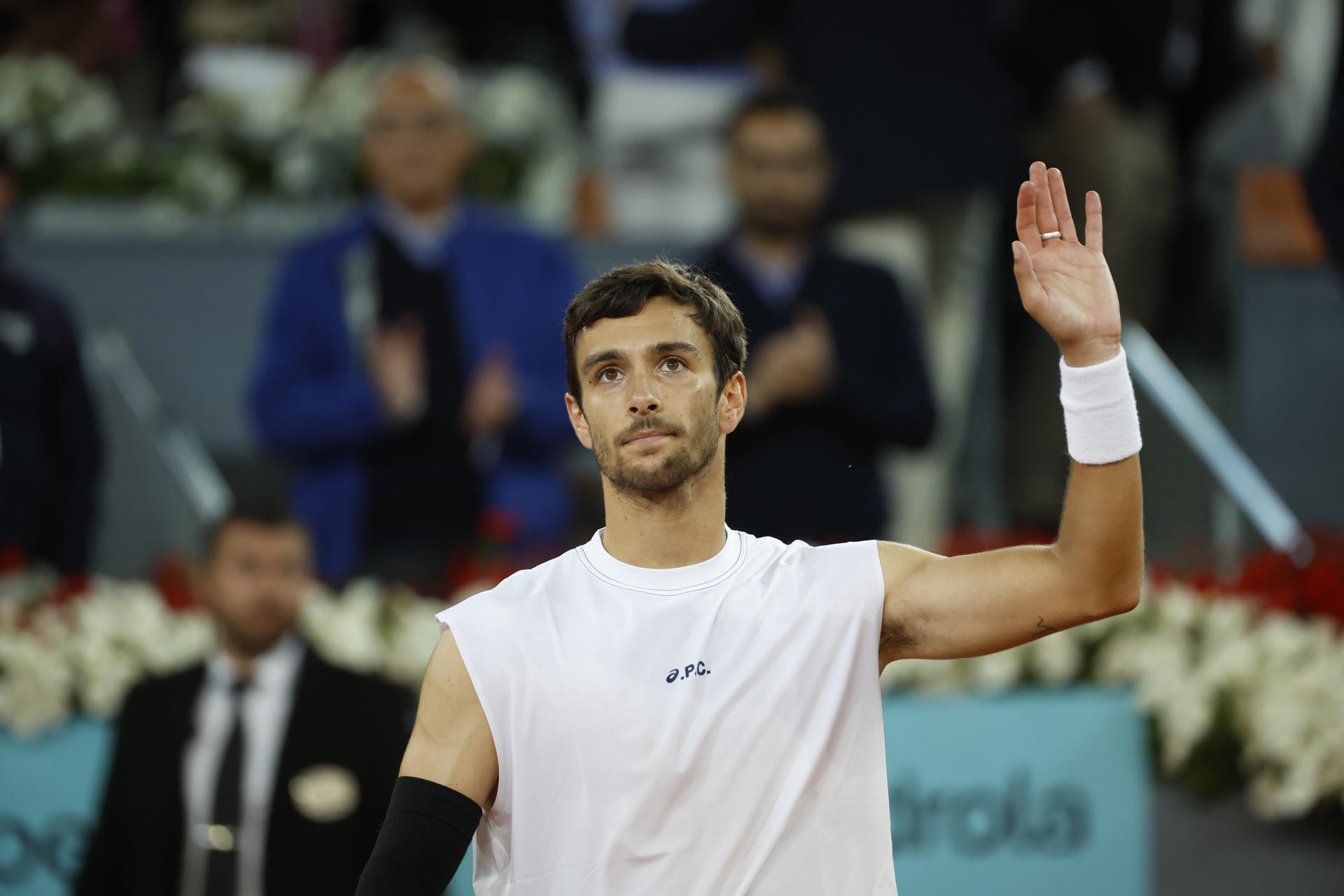El tenista italiano Lorenzo Musetti celebra tras vencer al canadiense Gabriel Diallo, durante el partido de cuartos de final del Mutua Madrid Open que disputan este jueves en las instalaciones de la Caja Mágica en Madrid. EFE/Juanjo Martín