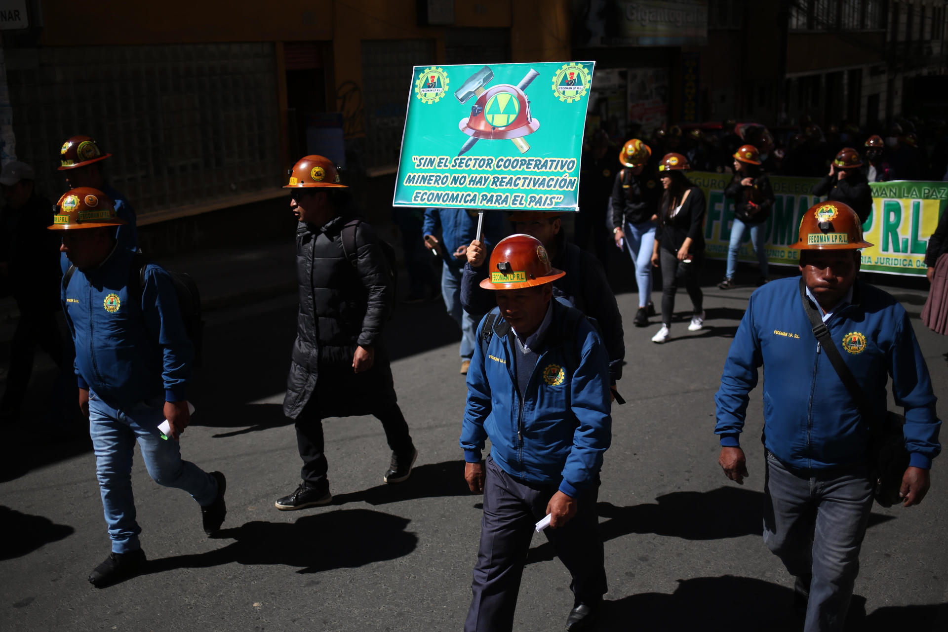 Mineros auríferos protestan este jueves en La Paz (Bolivia) para exigir al Gobierno de Luis Arce que dé soluciones inmediatas a la falta de dólares y de combustible. EFE/ Luis Gandarillas