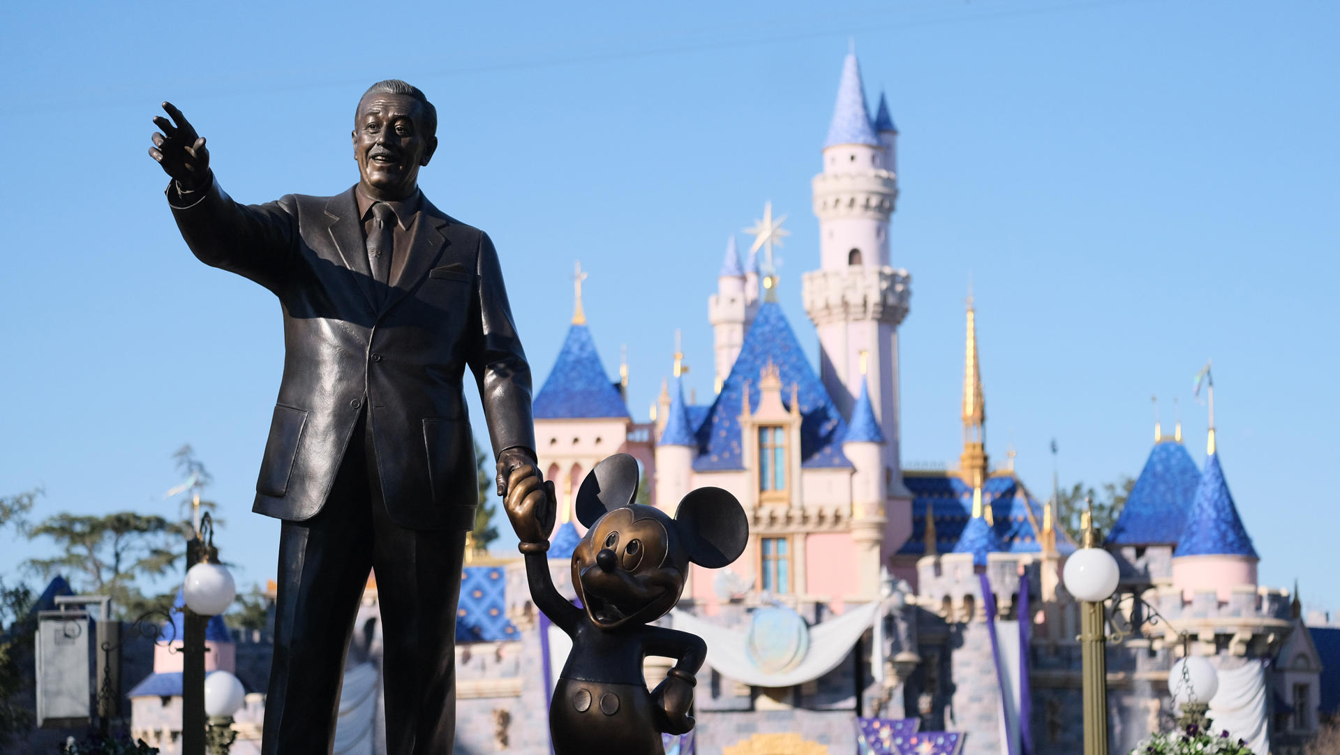 Fotografía de archivo de una estatua de Walt Disney en el parque temático de Anaheim (CA, EE.UU.). EFE/Guillermo Azábal