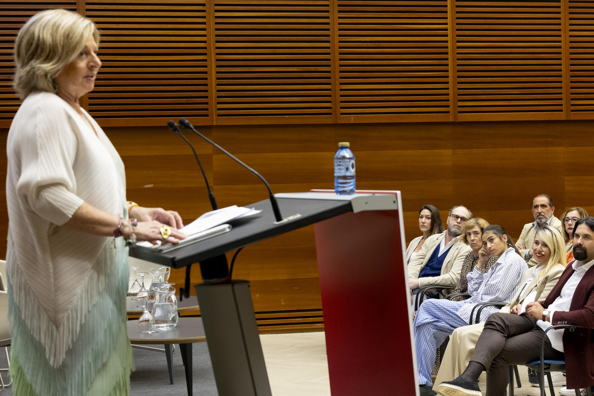 El equipo de la película 'La infiltrada' escucha la intervención de la presidenta de Covite, Consuelo Ordoñez (i), antes de recibir este sábado en San Sebastián el XXIV Premio Internacional del Colectivo de Víctimas del Terrorismo Covite, que reconoce así la contribución de esta obra dignificar a quienes lucharon contra ETA. EFE/Juan Herrero.