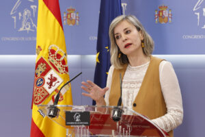 La portavoz de Sumar, Verónica Martínez durante la rueda de prensa que ha ofrecido este martes en el Congreso, donde se celebra reunión de la mesa y de la Junta de Portavoces. EFE/ Chema Moya