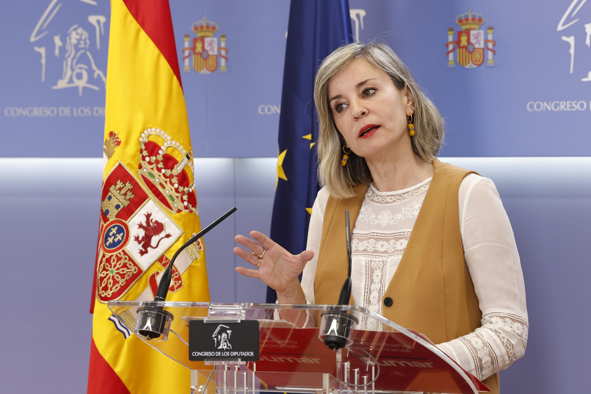 La portavoz de Sumar, Verónica Martínez durante la rueda de prensa que ha ofrecido este martes en el Congreso, donde se celebra reunión de la mesa y de la Junta de Portavoces. EFE/ Chema Moya