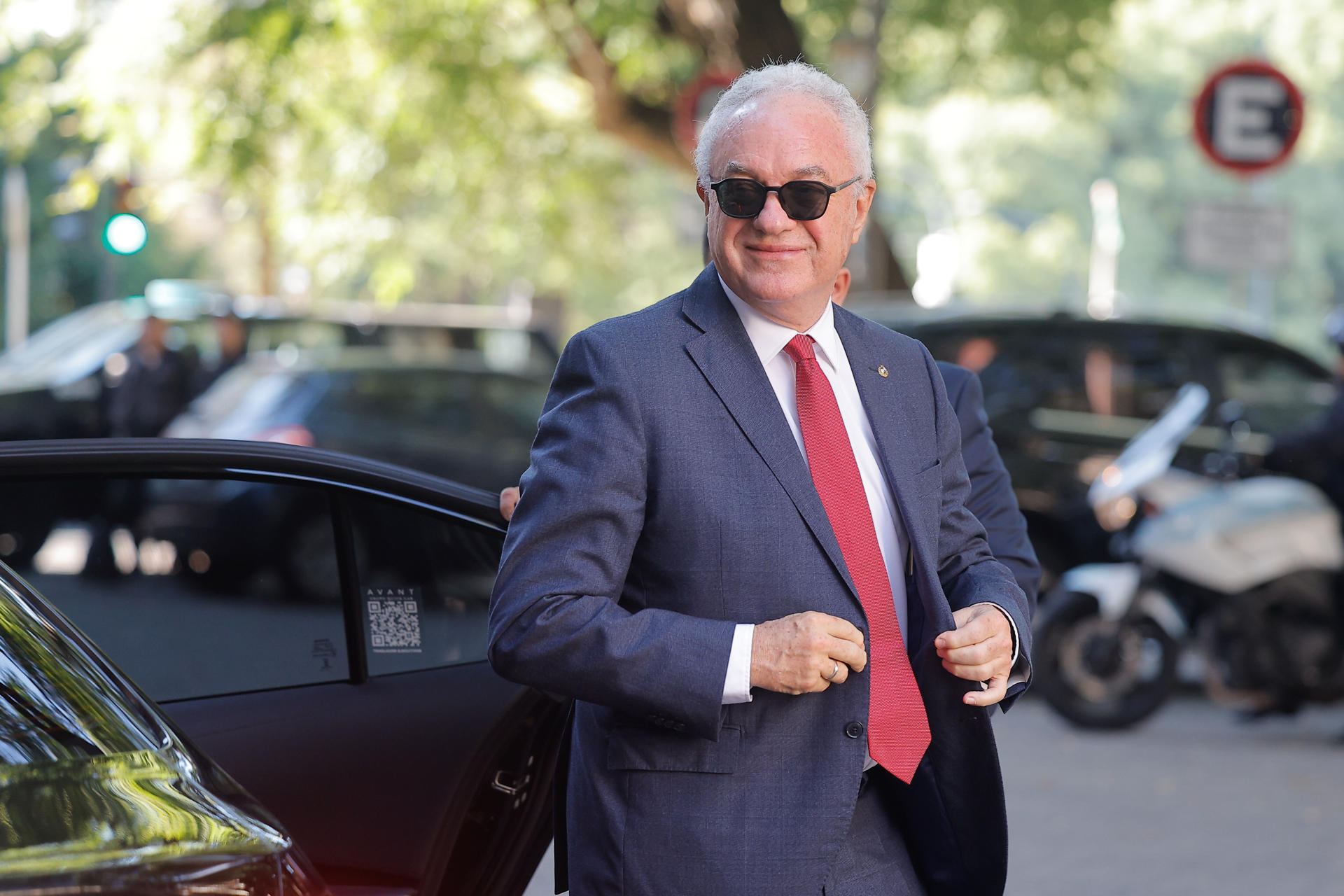 El ministro de Relaciones Exteriores de Uruguay, Mario Lubetkin, llega al Palacio San Martín este viernes, en Buenos Aires (Argentina). EFE/ Juan Ignacio Roncoroni