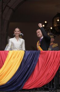El presidente de Ecuador, Daniel Noboa (d), saluda junto a su esposa, Lavinia Valbonesi (i), desde un balcón del Palacio de Carondelet tras ser investido como presidente de Ecuador este sábado, en Quito (Ecuador). EFE/ Vicente Costales