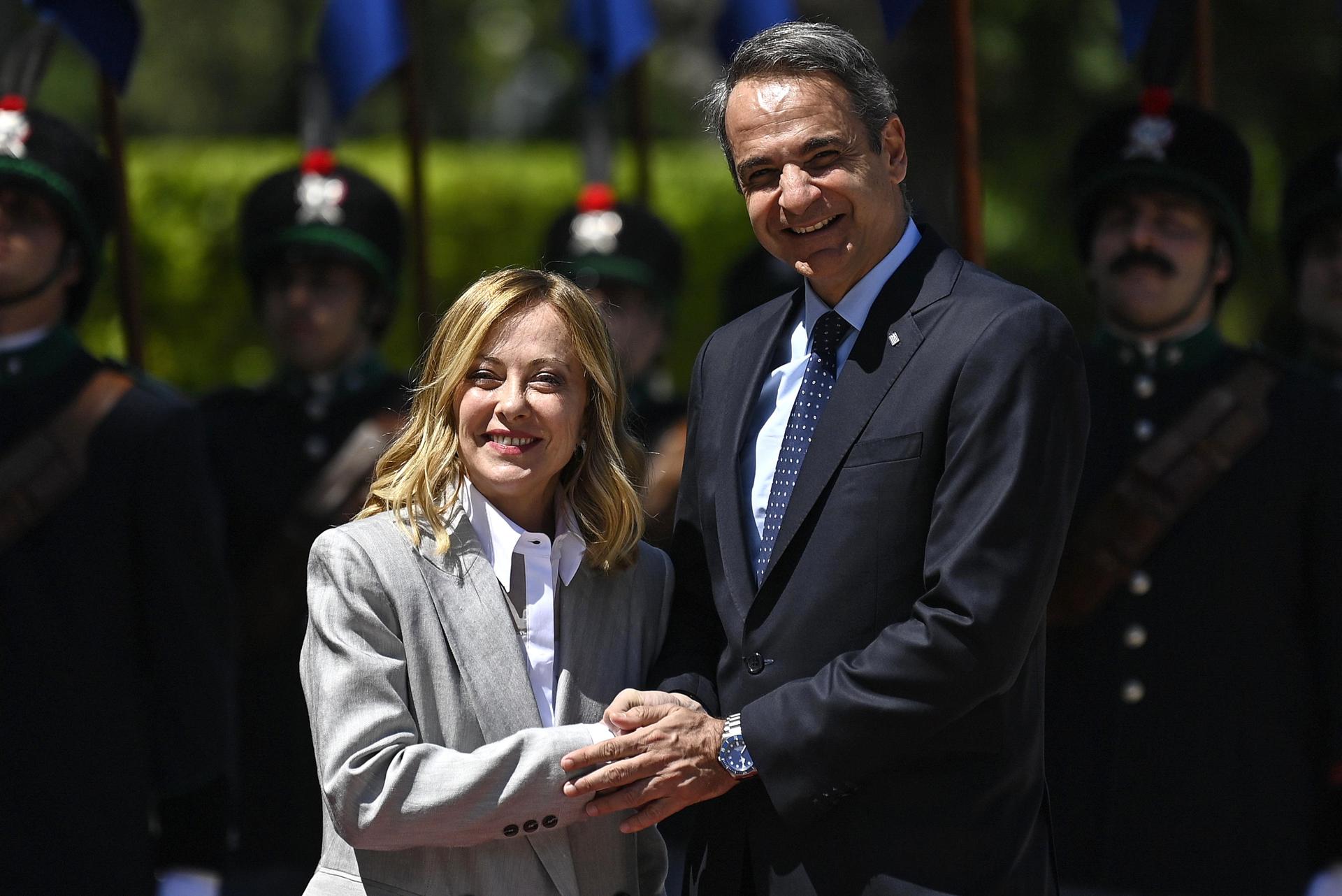 La Primera Ministra italiana Giorgia Meloni (I) recibe al Primer Ministro griego Kyriakos Mitsotakis en Villa Pamphili para la Cumbre Intergubernamental Italia-Grecia, en Roma, Italia, 12 de mayo de 2025. (Grecia, Italia, Roma) EFE/EPA/RICCARDO ANTIMIANI
```