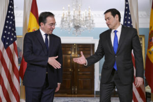 El secretario de Estado estadounidense, Marco Rubio (d), recibe al ministro español de Asuntos Exteriores, José Manuel Albares (i), este jueves en la sede del Departamento de Estado en Washington. EFE/ Lenin Nolly