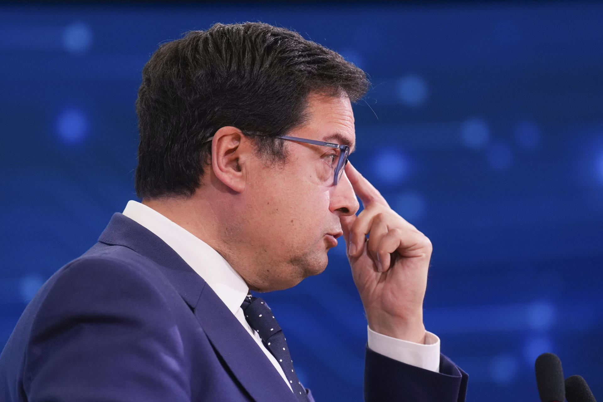 El ministro para la Transformación Digital y de la Función Pública, Óscar López, atiende a los medios este lunes en la sede Hub de la Fundación ONCE, donde posteriormente participará en la presentación del informe 'IA para periodistas: ¿enemiga o aliada?'. EFE/Borja Sánchez-Trillo