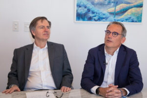 El vicepresidente del IFC, Alfonso García Mora (d) y el vicepresidente del Banco Mundial para América Latina y el Caribe, Carlos Felipe Jaramillo, hablan en entrevista con EFE este jueves en Quito (Ecuador). EFE/Gianna Benalcazar