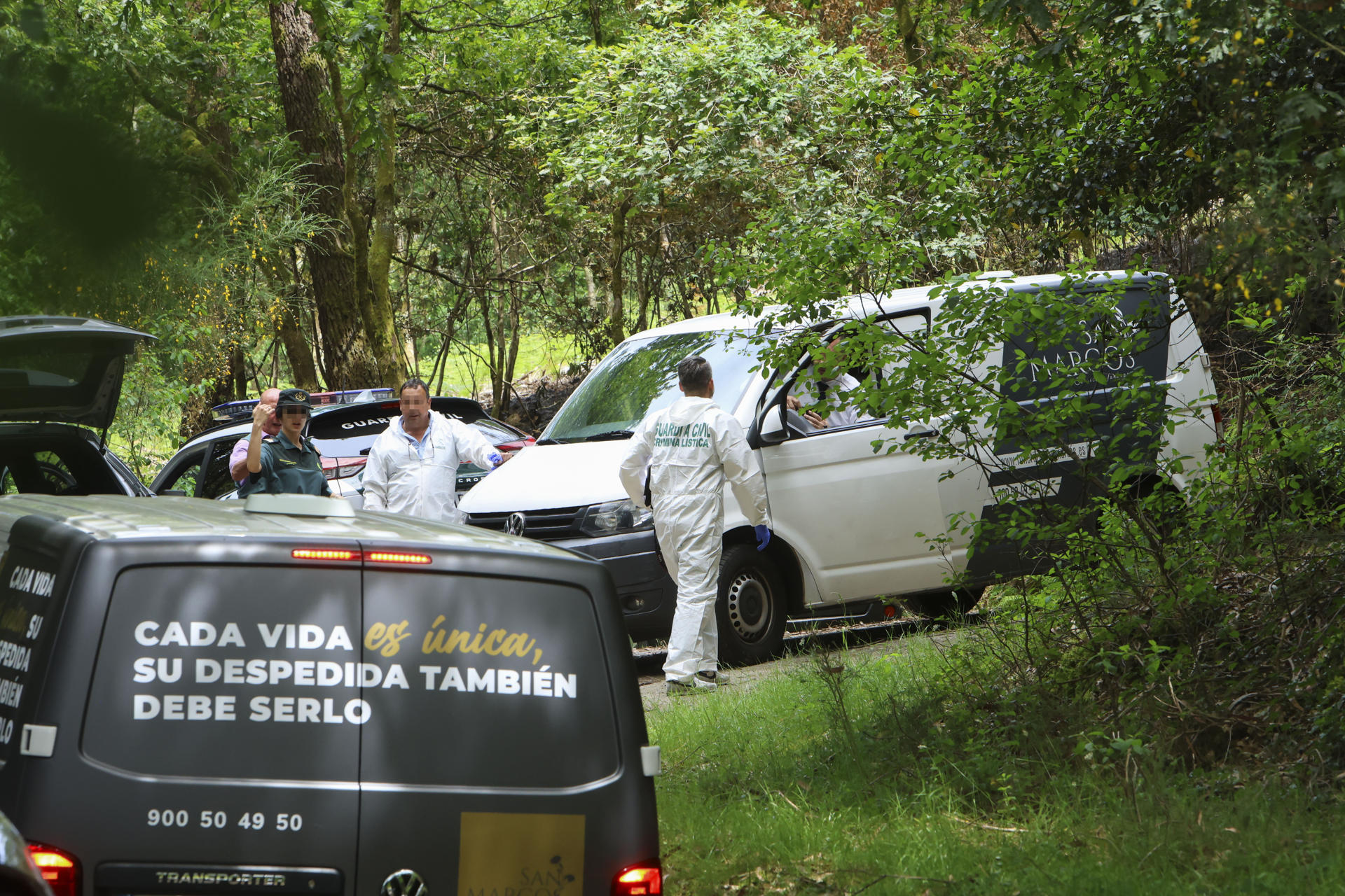 La Guardia Civil investiga el hallazgo de dos cadáveres dentro de un coche calcinado en el municipio pontevedrés de Campo Lameiro. El vehículo, que fue encontrado por unos senderistas, apareció en una zona apartada del lugar de Caneda, según ha confirmado el subdelegado del Gobierno en Pontevedra, Abel Losada. EFE/ Xoán Rey
