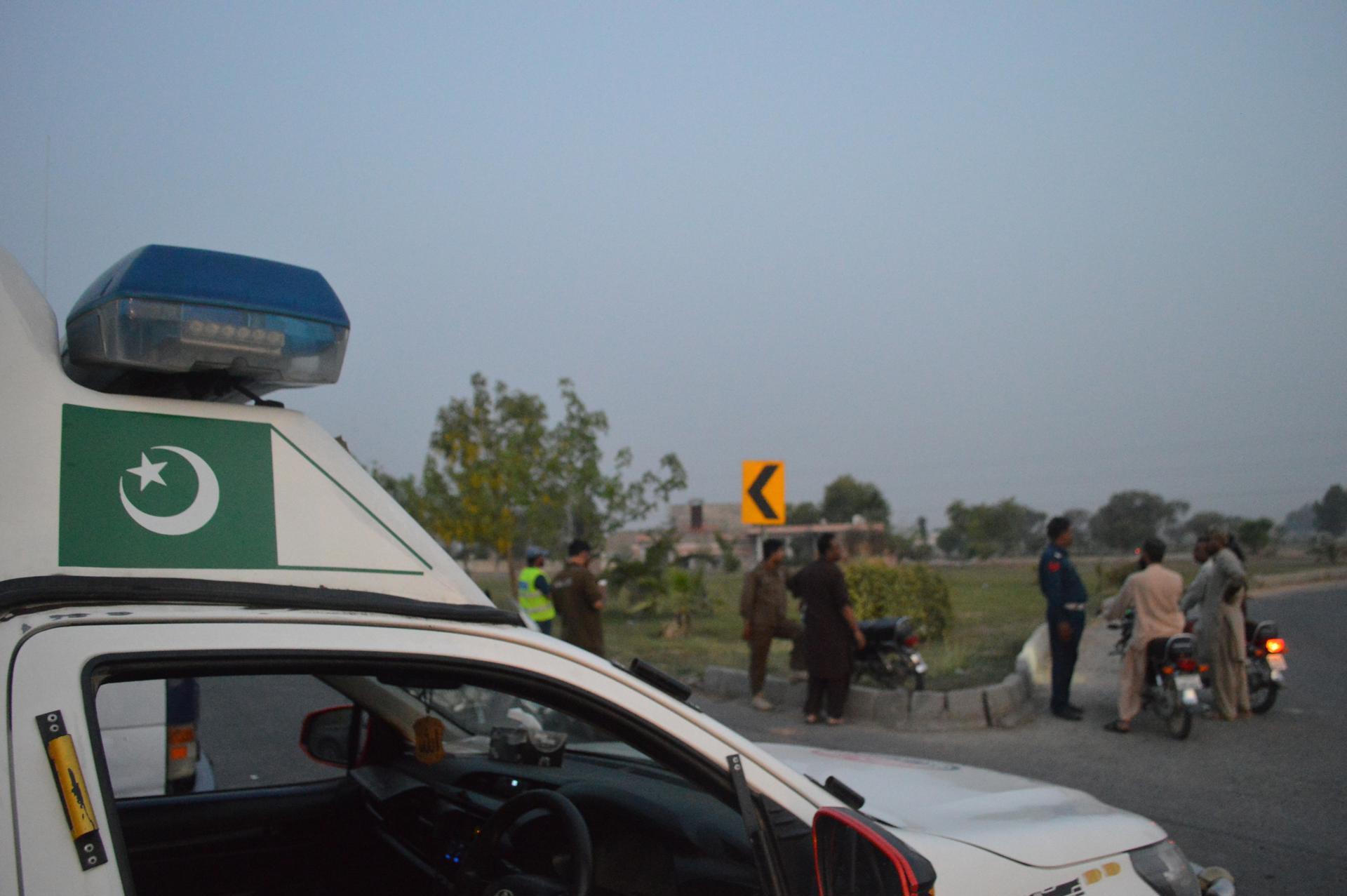 La policía bloquea la carretera que lleva a un lugar donde se lanzaron misiles tras los ataques de India en Bahawalpur, provincia de Pujab, Pakistán, el 7 de mayo de 2025. EFE/EPA/FAISAL KAREEM