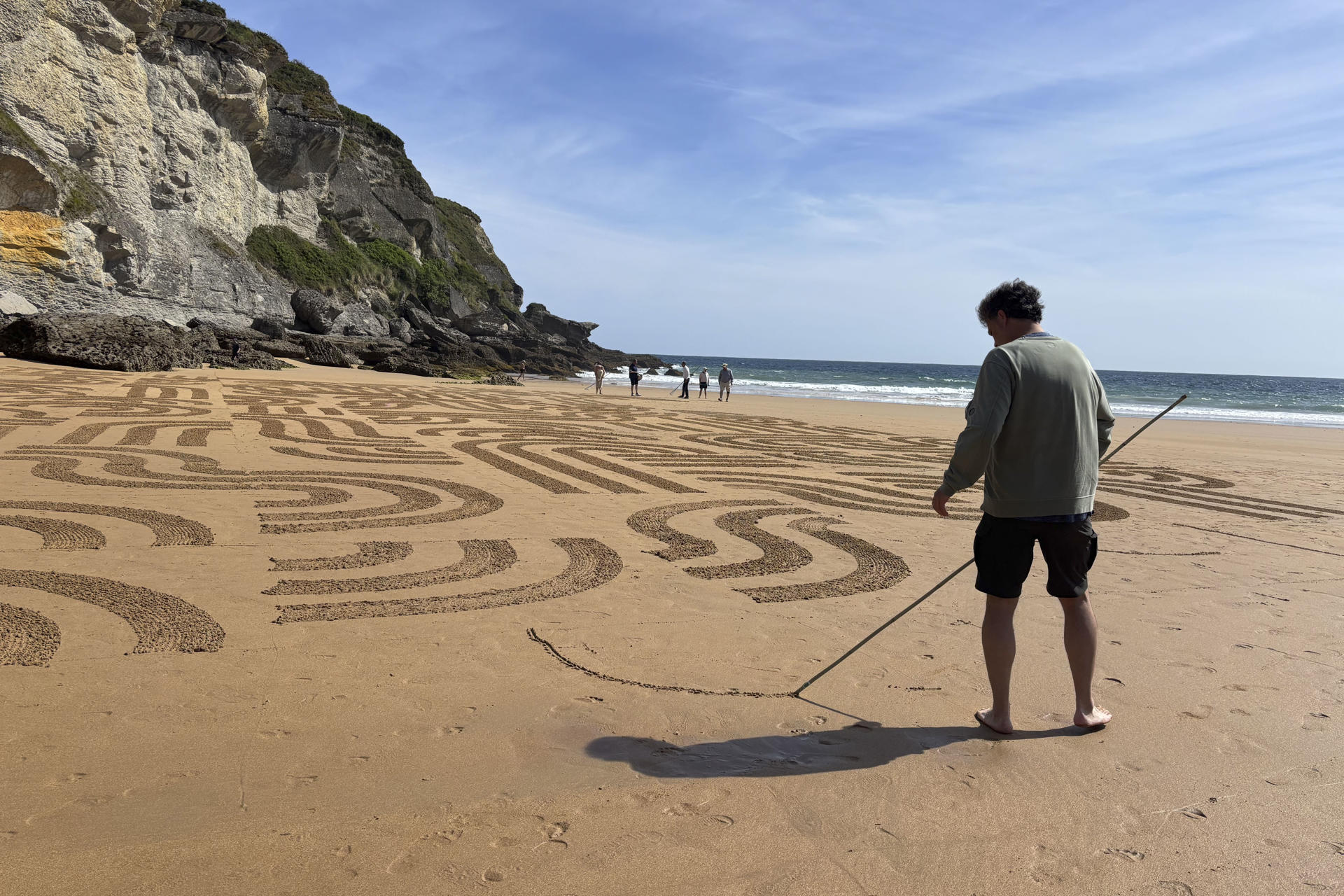 El artista catalán Quirze Codina vuelve a realizar sobre la playa de Mataleñas de Santander otro dibujo geométrico y orgánico. Codina estrena esta tarde en Santander el documental 'Entre mareas', realizado en su "casa artística", la capital cántabra, y que trata sobre el mandala "más grande del mundo", de 66 metros que dibujó en la playa de Mataleñas. EFE/Kike Serrano Mirones