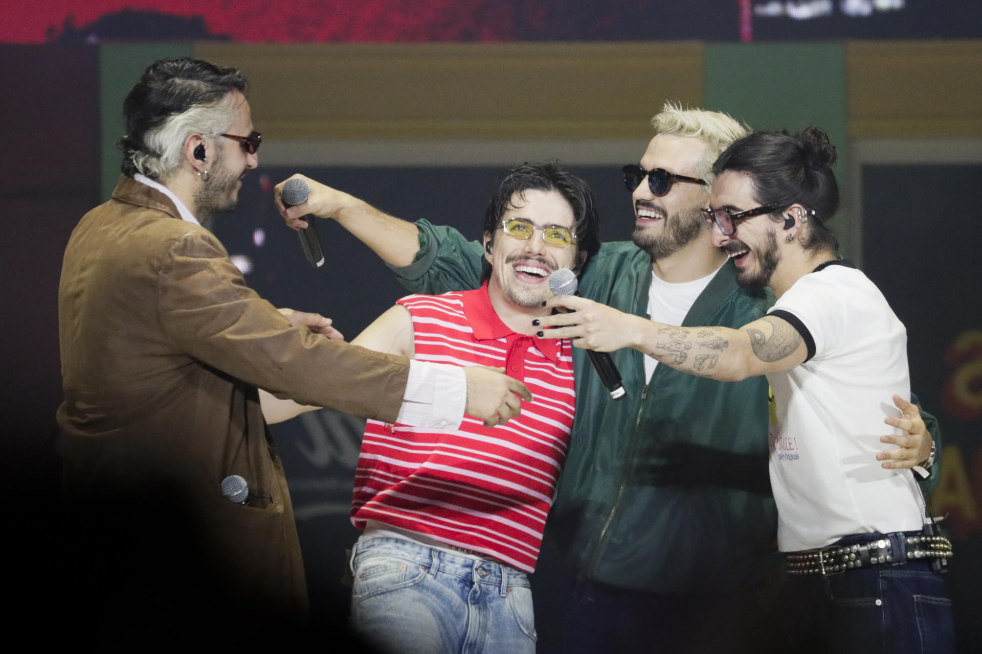 Fotografía de archivo, tomada el pasado 14 de mayo, de los integrantes de la banda colombiana de pop Morat, Juan Pablo Isaza (i), Martín Vargas Morales (2-i), Juan Pablo Villamil (2-d) y Simón Vargas Morales (d), durante un concierto en Bogotá, en el que presentaron su quinto álbum de estudio: 'Ya es mañana'. EFE/Carlos Ortega