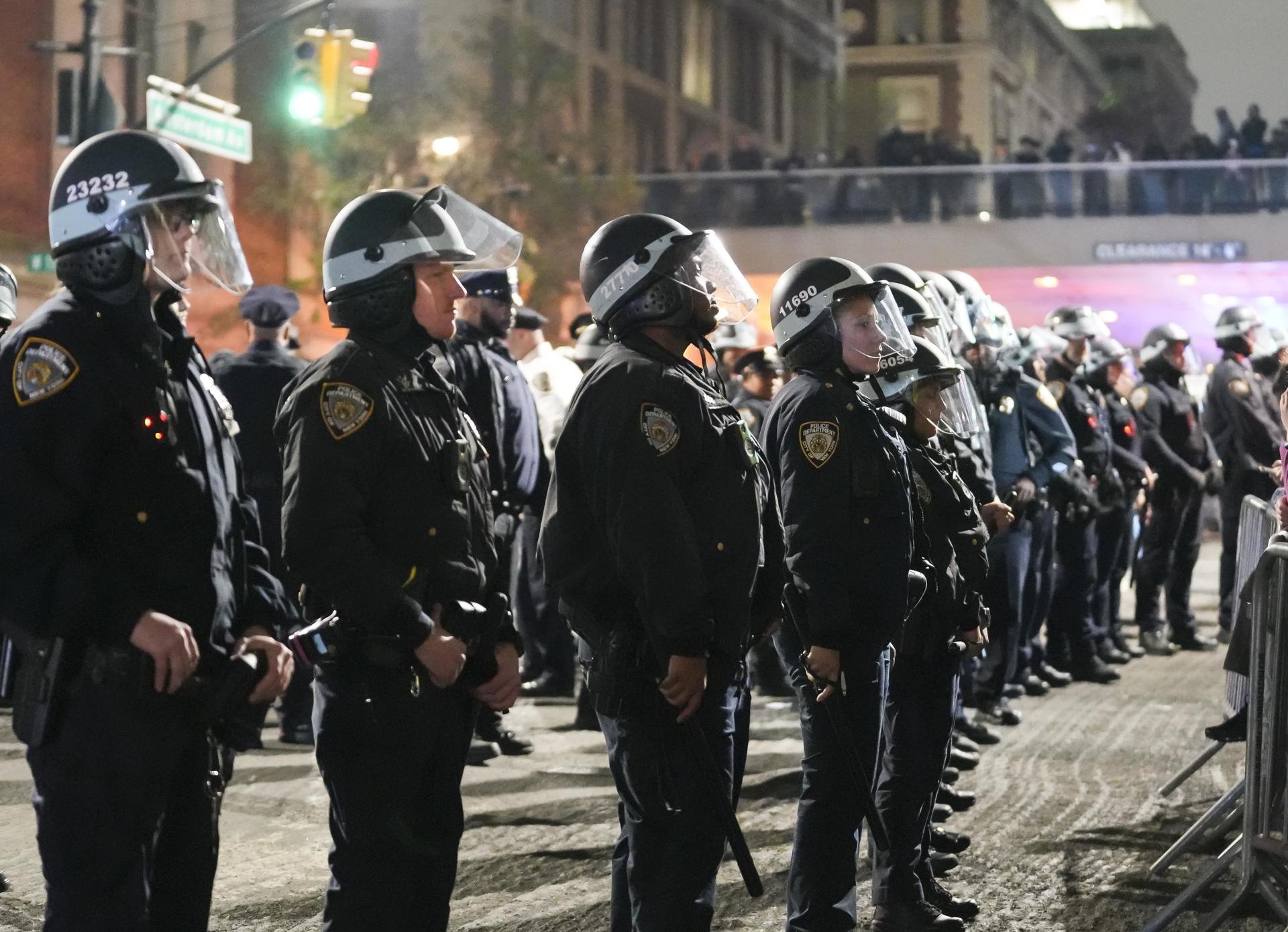 Foto de archivo que muestra a oficiales de la Policía de Nueva York (EE.UU.) EFE/EPA/STEPHANI SPINDEL