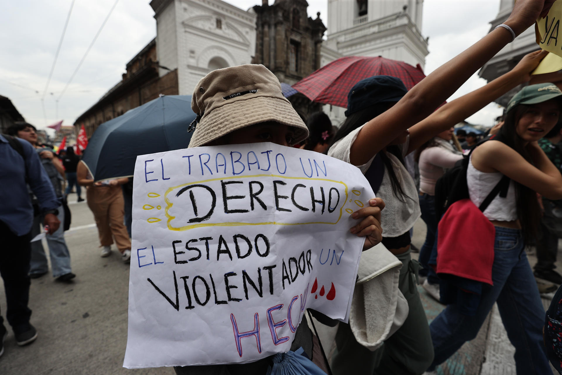 Una persona sostiene un cartel en una manifestación en conmemoración del Día Internacional de los Trabajadores este jueves, en Quito (Ecuador). EFE/ José Jácome