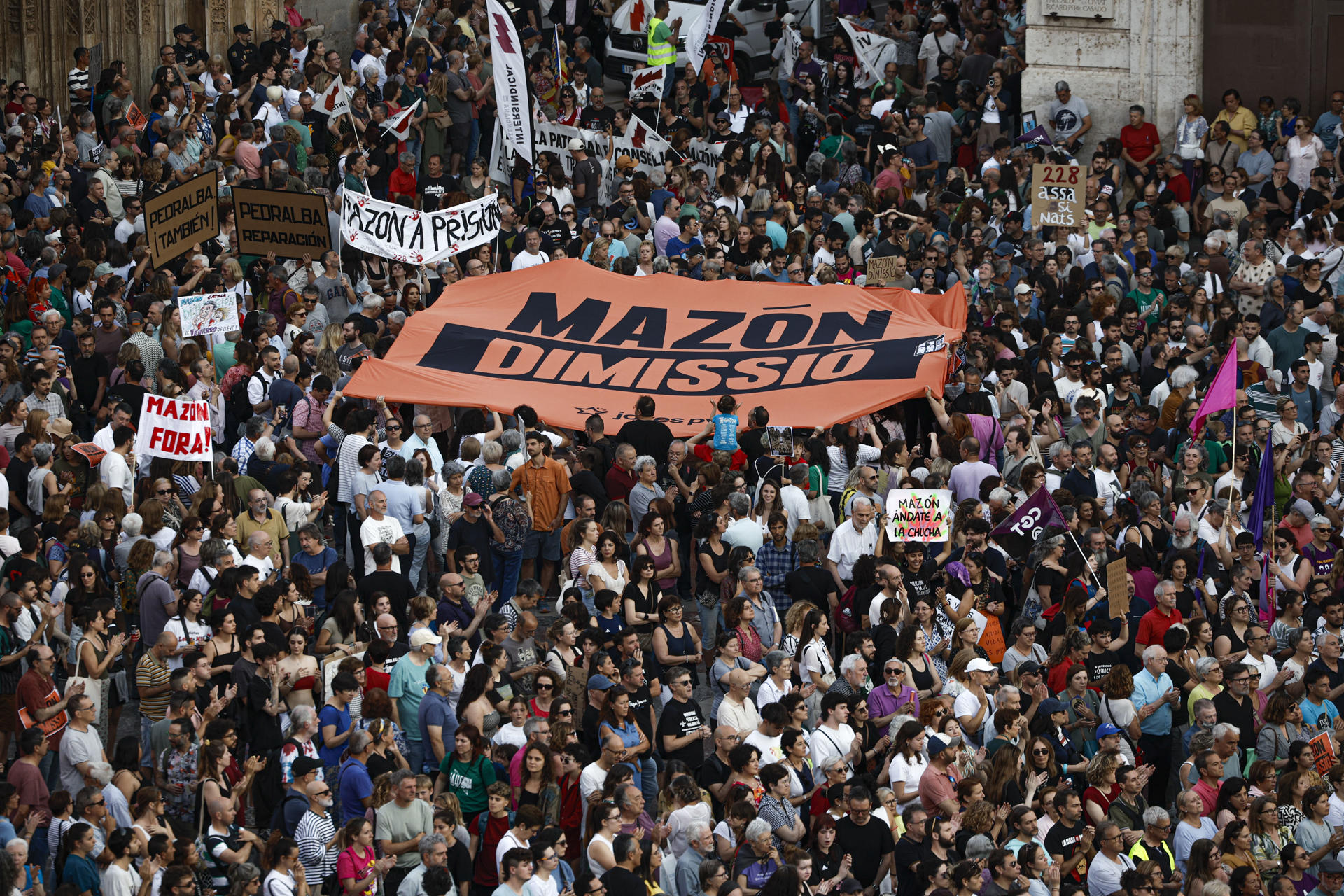 La séptima manifestación para pedir la dimisión del president de la Generalitat, Carlos Mazón, por su gestión de la dana del 29 de octubre, convocada por más de 200 entidades cívicas, sociales y sindicales, junto con las asociaciones de víctimas de la dana y los comités locales de emergencia y reconstrucción, reclama, en el día en el que se cumplen siete meses de la tragedia, "un trato digno para las personas afectadas, verdad y justicia". EFE/Biel Aliño