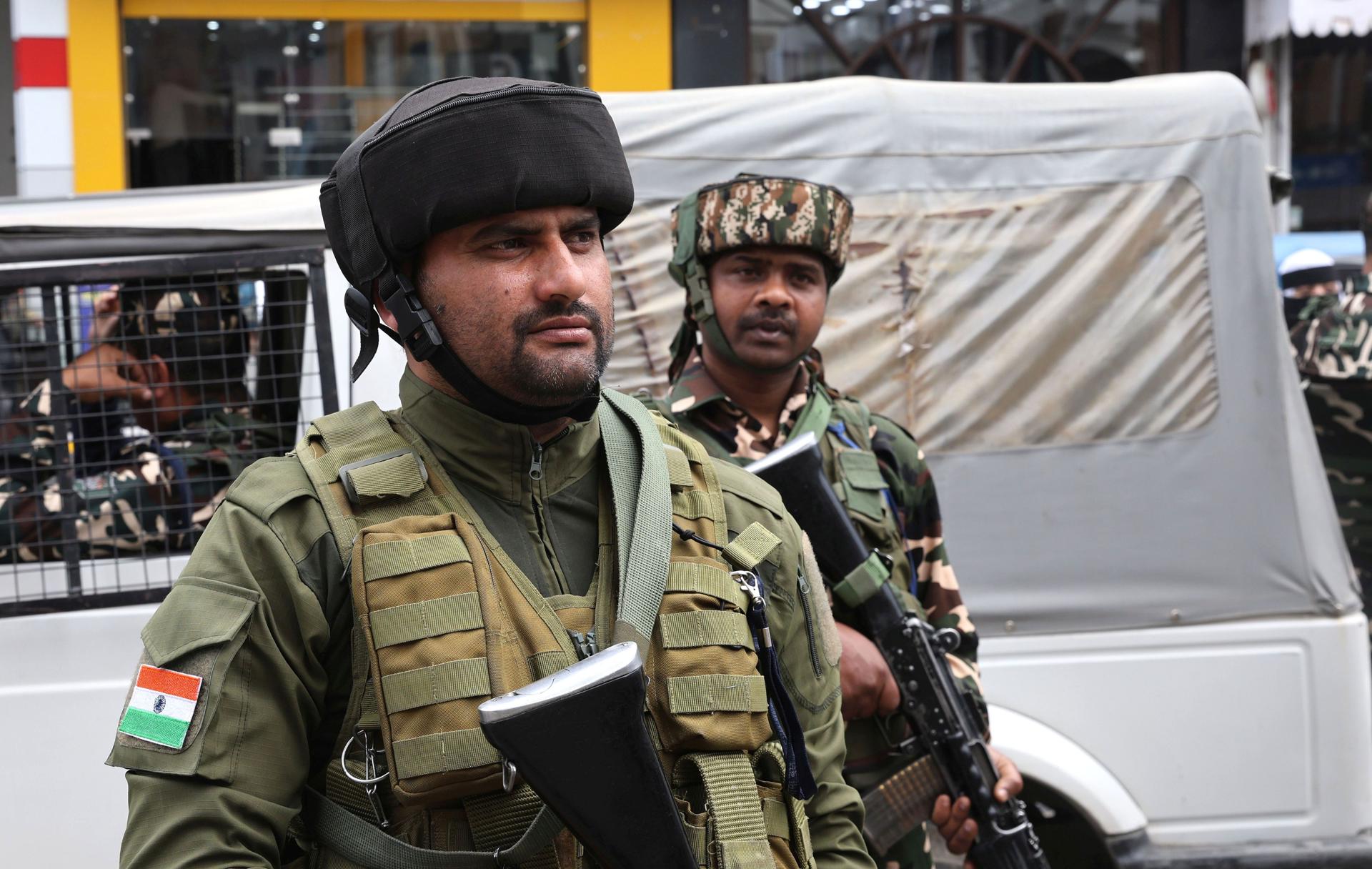 Soldados paramilitares indios montan guardia en Srinagar, la capital de verano de la Cachemira india, India, el 1 de mayo de 2025. EFE/EPA/FAROOQ KHAN