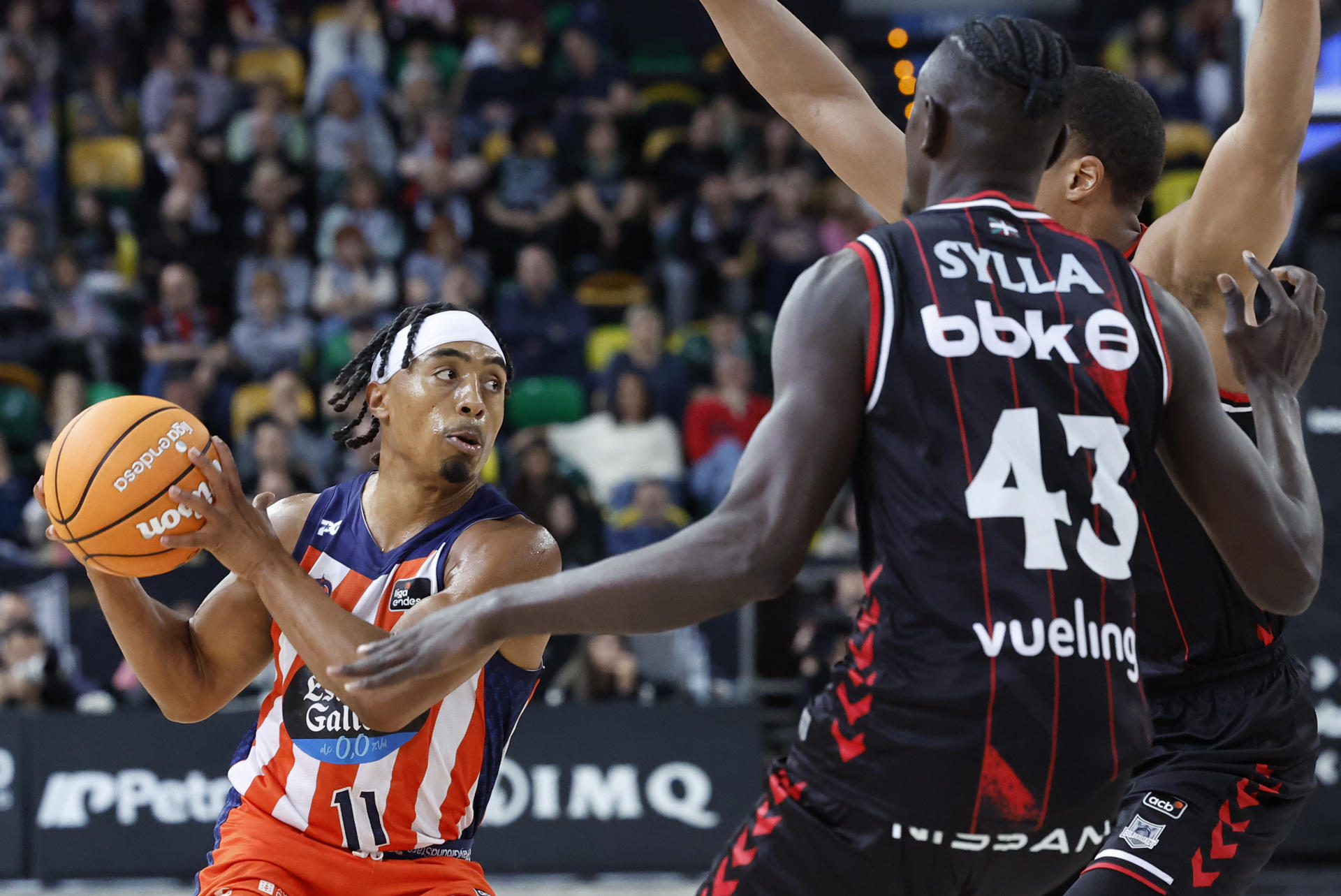Brandon Taylor (i), del Leyma Coruña, ante dos jugadores del Bilbao Basket, durante el partido de la Liga Endesa disputado este domingo en el pabellón Bilbao Arena. EFE/Miguel Toña