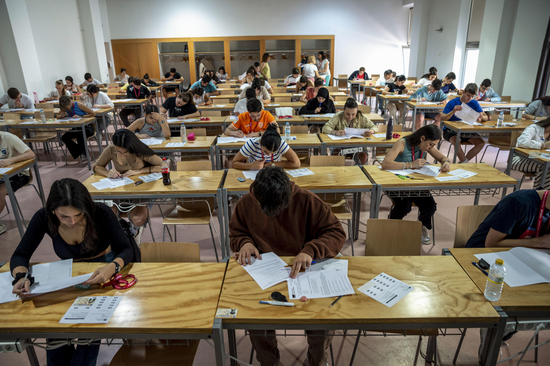 Imagen de archivo de varios estudiantes durante los exámenes de la Prueba de Acceso a la Universidad (PAU). EFE/Ismael Herrero