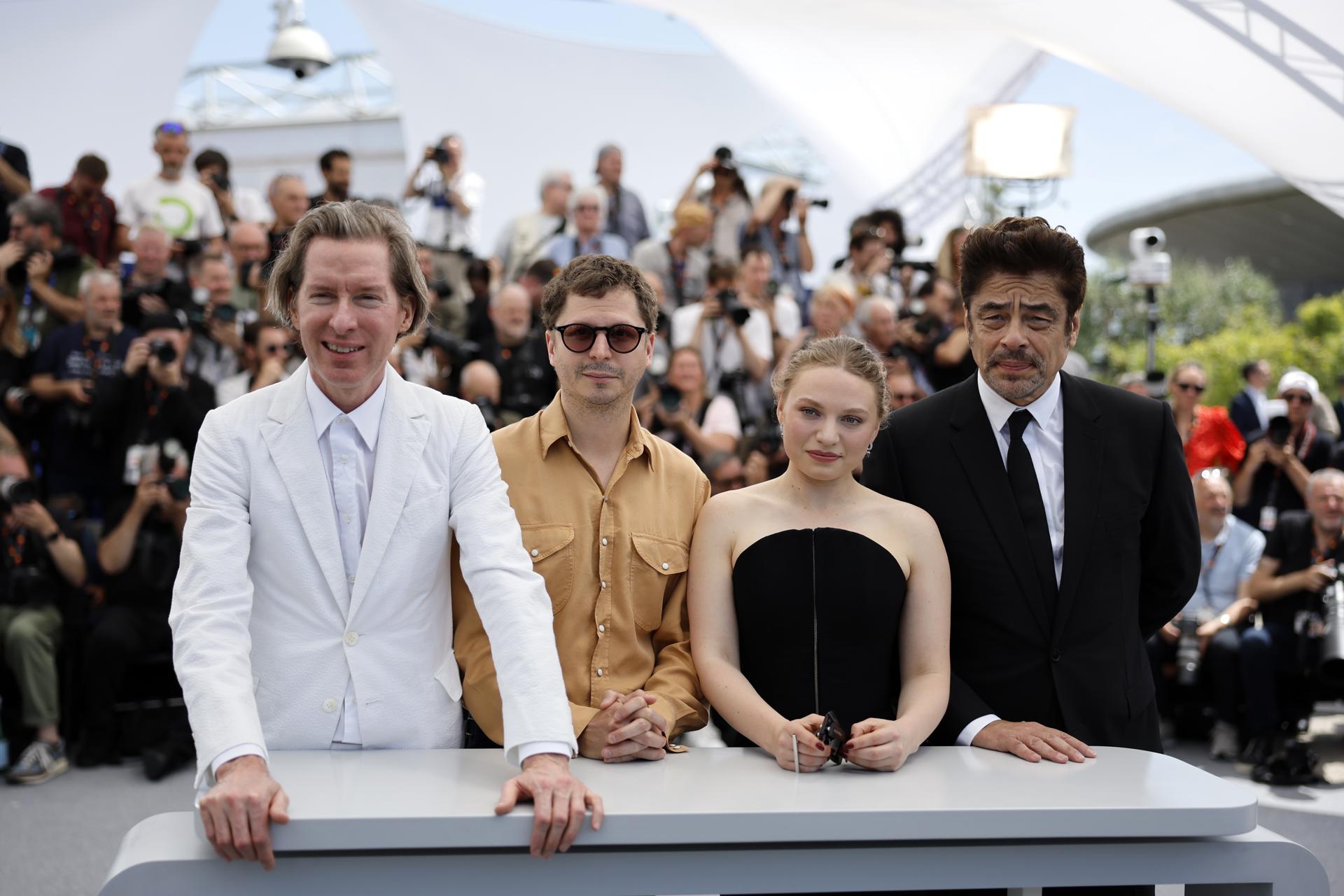 - (I-D) El director Wes Anderson, Michael Cera, Mia Threapleton y Benicio del Toro asisten al photocall de 'The Phoenician Scheme' durante el 78º Festival de Cine de Cannes, en Cannes, Francia, 19 de mayo de 2025. El festival de cine se celebra del 13 al 24 de mayo de 2025. (Cine, Francia) EFE/EPA/GUILLAUME HORCAJUELO