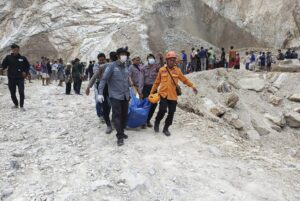 Cirebon Regency (Indonesia), 30/05/2025.- A handout photo made available by the Indonesian National Board for Disaster Management (BNPB) shows rescuers carrying the body of a victim following a landslide at a quarry in Cirebon Regency, West Java province, Indonesia, 30 May 2025. According to BNPB, the landslide which occurred at a stone mining site in Cirebon Regency, left at least 10 people dead, while scores of others were reported missing. (deslizamiento de tierras) EFE/EPA/INDONESIAN NATIONAL BOARD FOR DISASTER MANAGEMENT BNPB/HANDOUT --BEST QUALITY AVAILABLE--HANDOUT EDITORIAL USE ONLY/NO SALES