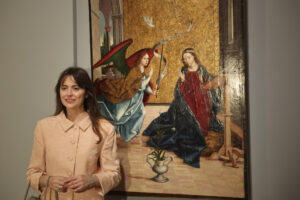 La propietaria de la obra, Barbara Cosculluela  ante el cuadro "La Anunciación" de Pedro de Berruguete, presentado este martes en el museo Bellas de Bilbao. EFE/Luis Tejido