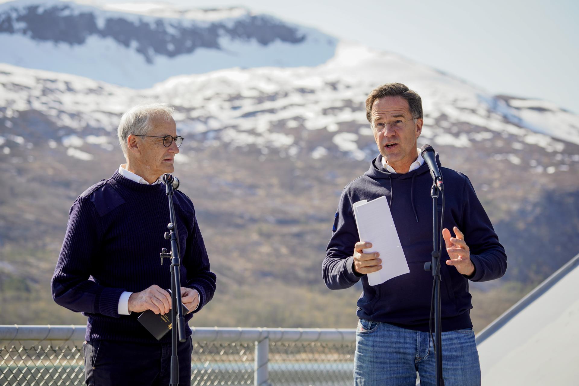 El Secretario General de la OTAN, Mark Rutte (D) y el Primer Ministro Jonas Gahr Store hablan con la prensa a bordo del buque de la Guardia Costera noruega KV Svalbard cerca de Evenes, Noruega, 22 de mayo de 2025. (Noruega) EFE/EPA/OLE BERG-RUSTEN PROHIBIDO EN NORUEGA
```
