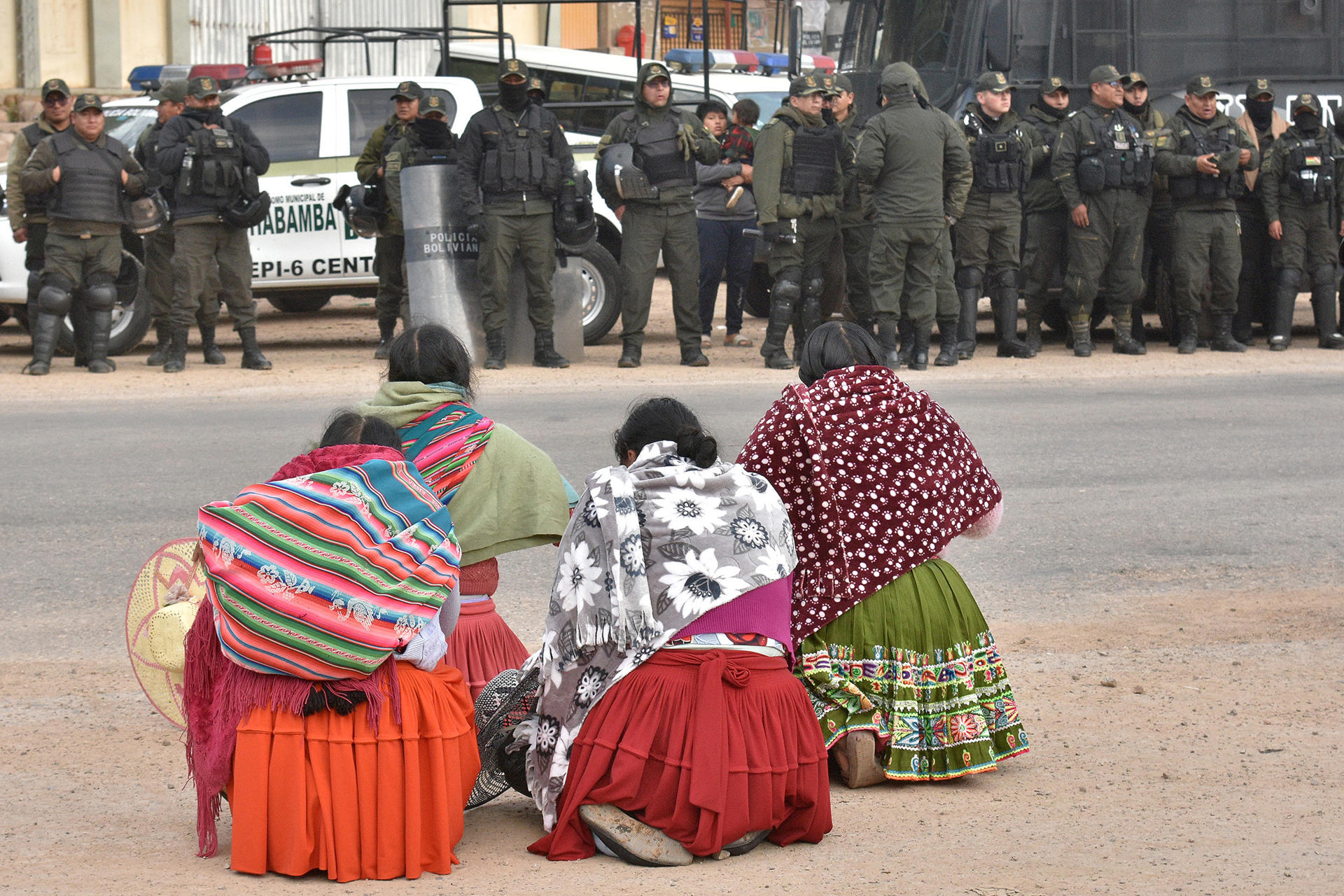 Seguidoras de Evo Morales (2006-2019) reaccionan frente a policías durante una marcha este jueves, en Parotani (Bolivia). EFE/ Jorge Abrego