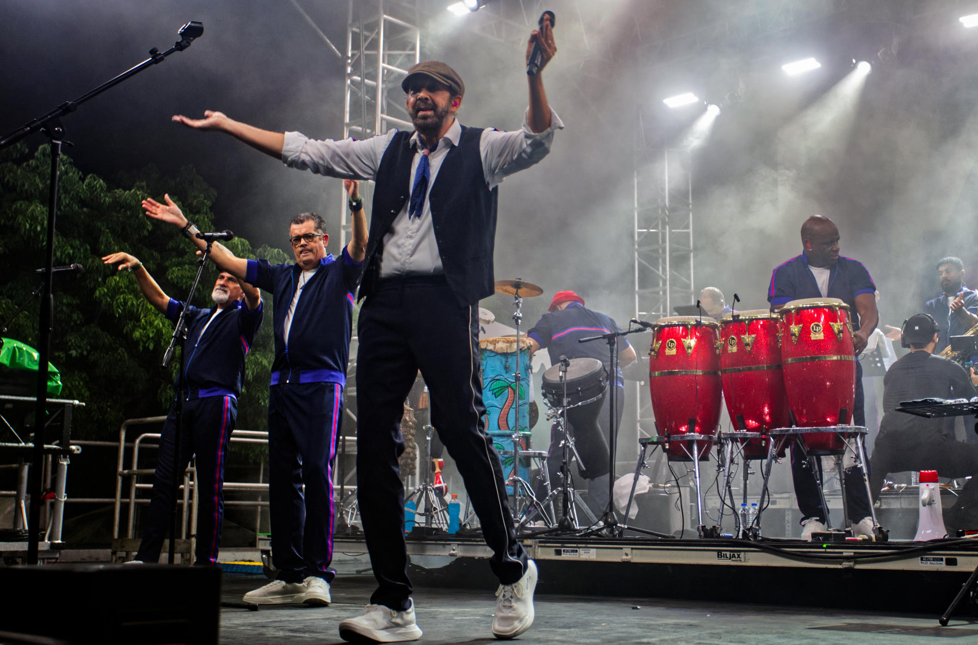 El cantante dominicano Juan Luis Guerra se presenta en el Garnier Green Fest 2025 este sábado, en la Plaza de la Independencia, en San Juan (Puerto Rico). EFE/Thais Llorca