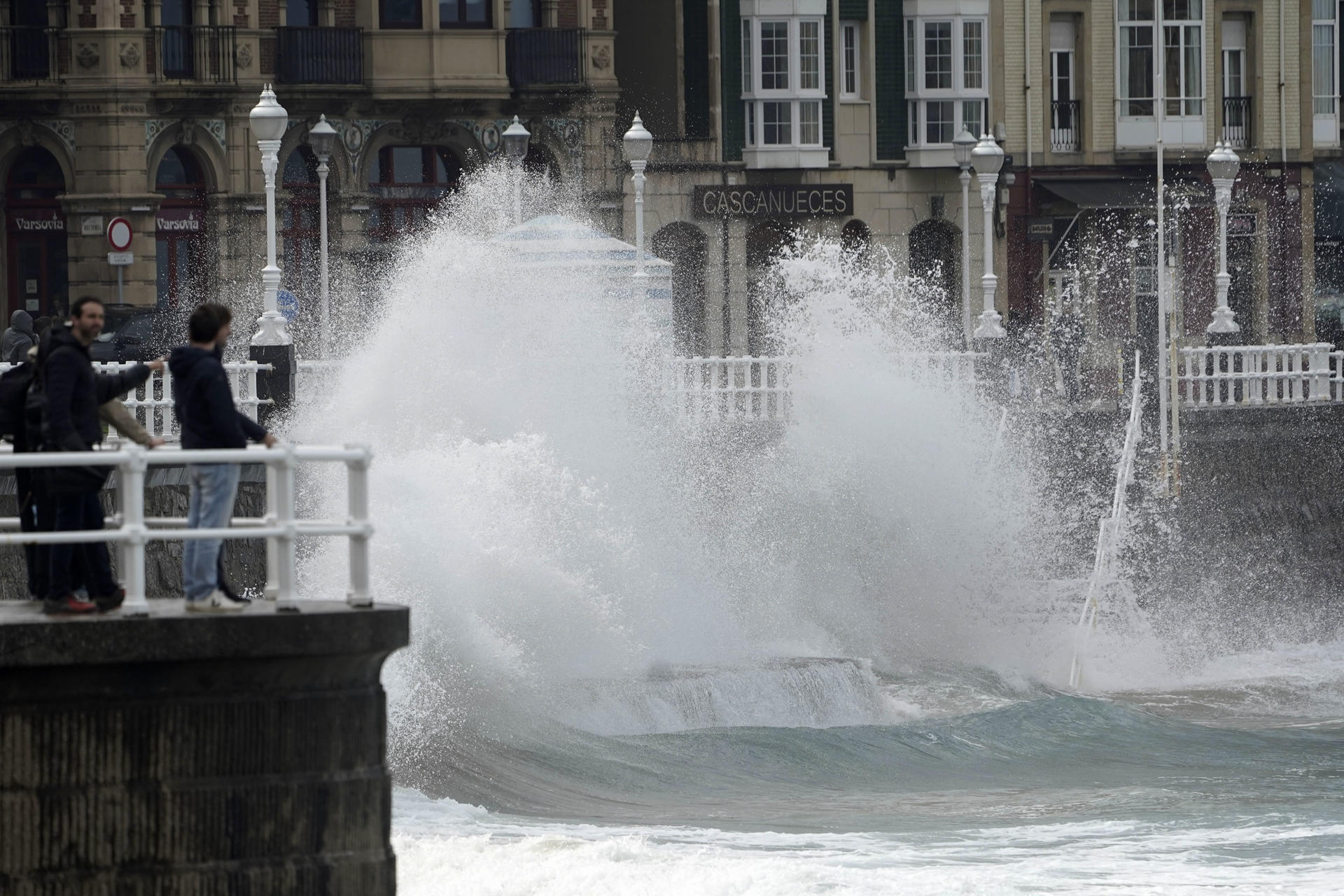 Paseantes por el paseo del muro de la playa de San Lorenzo tratando de esquivar las olas esta tarde. El norte y nordeste de la isla de Mallorca están hoy en aviso naranja de la Agencia Estatal de Meteorología (Aemet) por peligro de fuertes precipitaciones, que podrían dar lugar a acumulaciones de entre 60 y 70 litros en dos o tres horas mientras que el litoral de Asturias se encuentra en aviso amarillo por viento fuerte. EFE/Paco Paredes