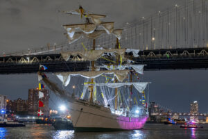 Fotografía del buque escuela mexicano Cuauhtémoc junto al puente de Brooklyn este sábado, en Nueva York (EE.UU.). EFE/ Angel Colmenares