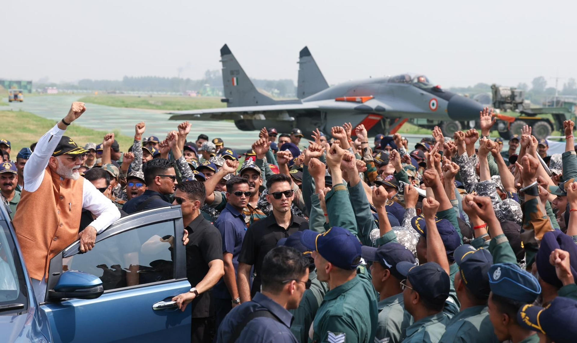 El primer ministro de la India, Narendra Modi (i) visita este martes la base aérea de Adampur. EFE/Gobierno indio / SOLO USO EDITORIAL/SOLO DISPONIBLE PARA ILUSTRAR LA NOTICIA QUE ACOMPAÑA (CRÉDITO OBLIGATORIO)