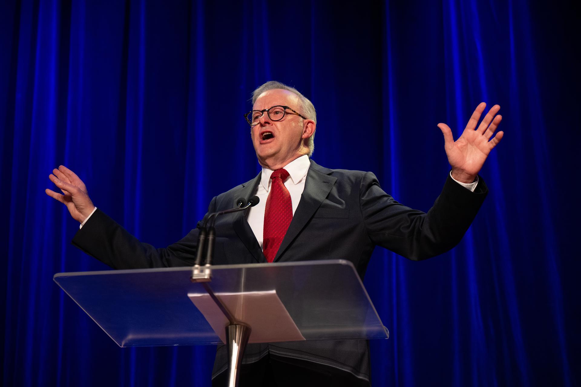 SYDNEY (Australia), 03/05/2025.- Australian Prime Minister Anthony Albanese speaks at the Labor Election Night function at Canterbury-Hurlstone Park RSL Club on Election Day of the 2025 federal election in Sydney, Australia, 03 May 2025. EFE/EPA/LUKAS COCH AUSTRALIA AND NEW ZEALAND OUT