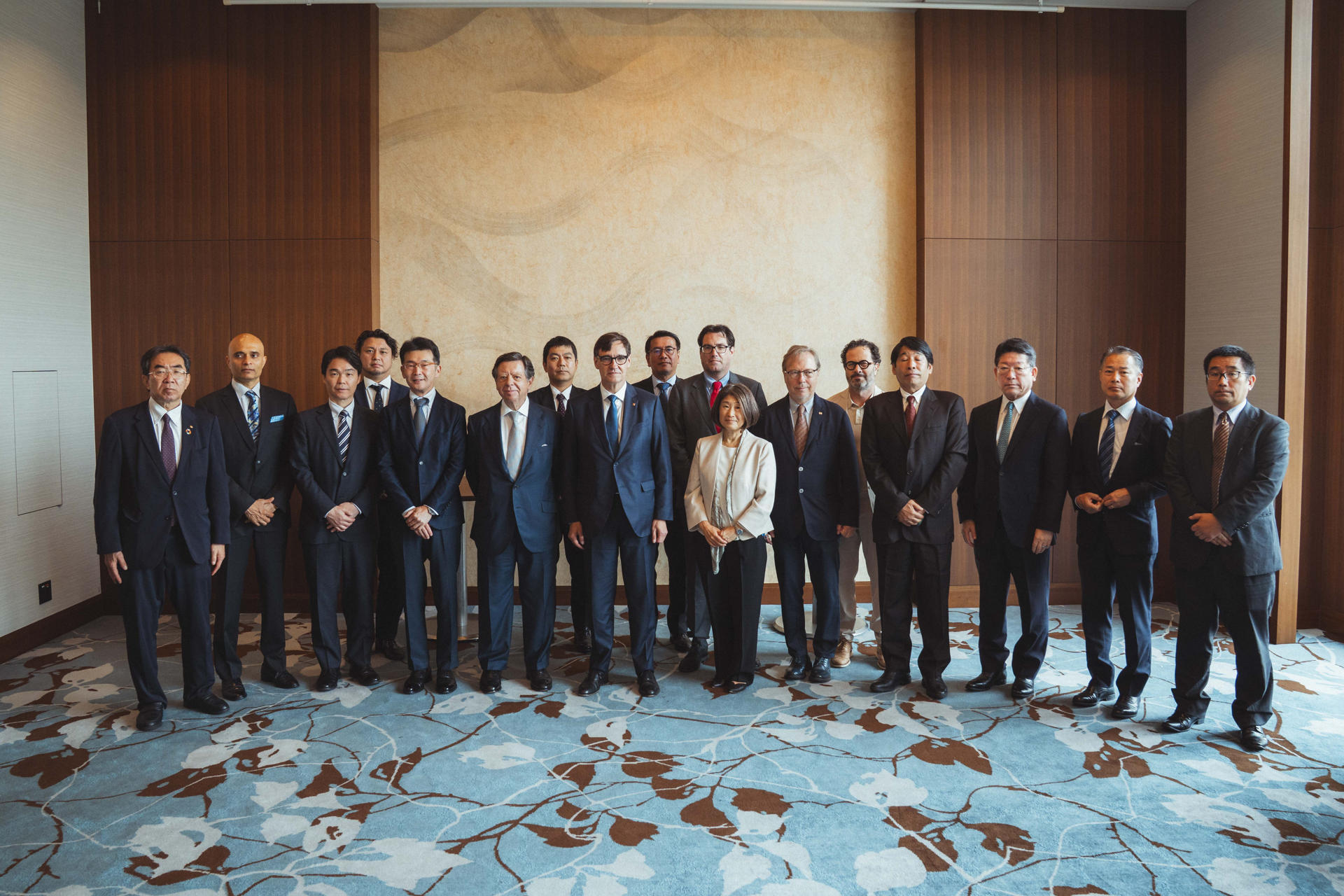 El presidente de la Generalitat, Salvador Illa (c), durante la reunión que ha mantenido con empresas japonesas instaladas en Cataluña o interesadas en invertir en la comunidad, en el marco del viaje institucional que el presidente Illa realiza a Japón. EFE/Arnau Carbonell/Generalitat ***SÓLO USO EDITORIA/SOLO USO PERMITIDO PARA ILUSTRAR LA NOTICIA QUE APARECE EN EL PIE DE FOTO (CRÉDITO OBLIGATORIO)***