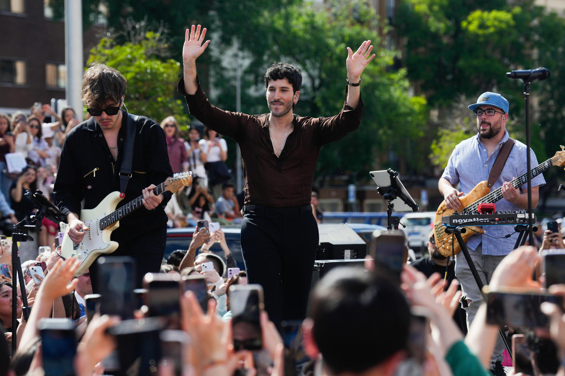 El cantante colombiano Sebastián Yatra durante una actuación sorpresa celebrada este 16 de mayo de 2025, en Madrid. EFE/ Borja Sanchez-trillo