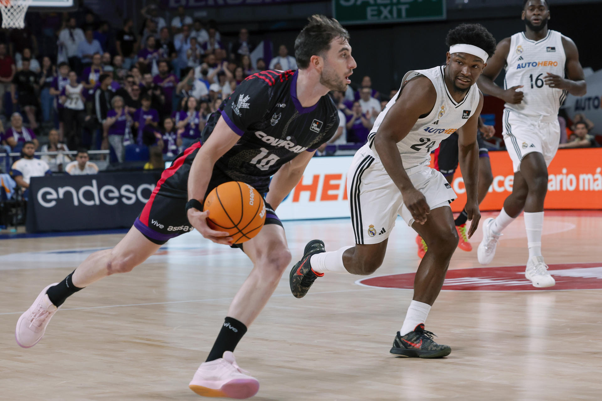 El base dominicano del Real Madrid Andres Feliz en acción ante el base del Granada Sergi García (i) este domingo, en el partido de la Liga Endesa de baloncesto, entre el Real Madrid y el Granada, en la capital española. EFE/ Zipi