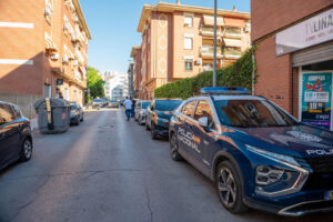 Un vehículo policial en las inmediaciones del lugar en el que se ha encontrado al menor fallecido este martes en Linares. La Policía Nacional investiga el hallazgo de un niño de tres años que ha sido hallado muerto este martes en Linares (Jaén) en el interior de un vehículo estacionado en la calle Pintor El Greco. EFE/ José Manuel Pedrosa