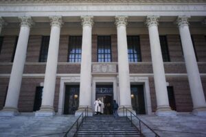 Fotografía de archivo que muestra la entrada de la Biblioteca Harry Elkins Widener en el campus de la Universidad de Harvard en Allston, Massachusetts, EE.UU., el 02 de abril de 2025. EFE/EPA/CJ GUNTHER
