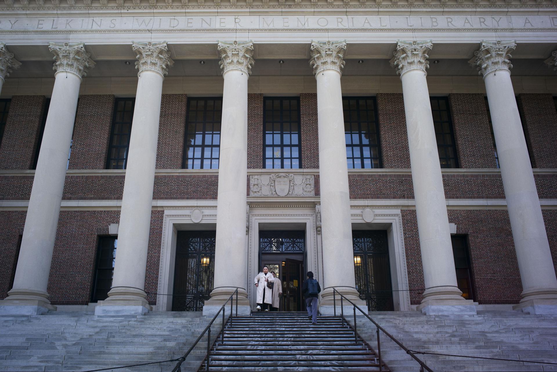 Fotografía de archivo que muestra la entrada de la Biblioteca Harry Elkins Widener en el campus de la Universidad de Harvard en Allston, Massachusetts, EE.UU., el 02 de abril de 2025. EFE/EPA/CJ GUNTHER