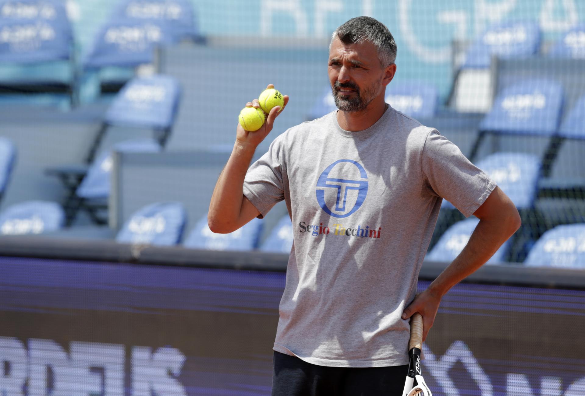 Foto de archivo del croata Goran Ivanisevic, en su momento entrenador del serbio Novak Djokovic, lanzando pelotas de tenis en el torneo de Adria en Belgrado, Serbia. EFE/EPA/ANDREJ CUKIC