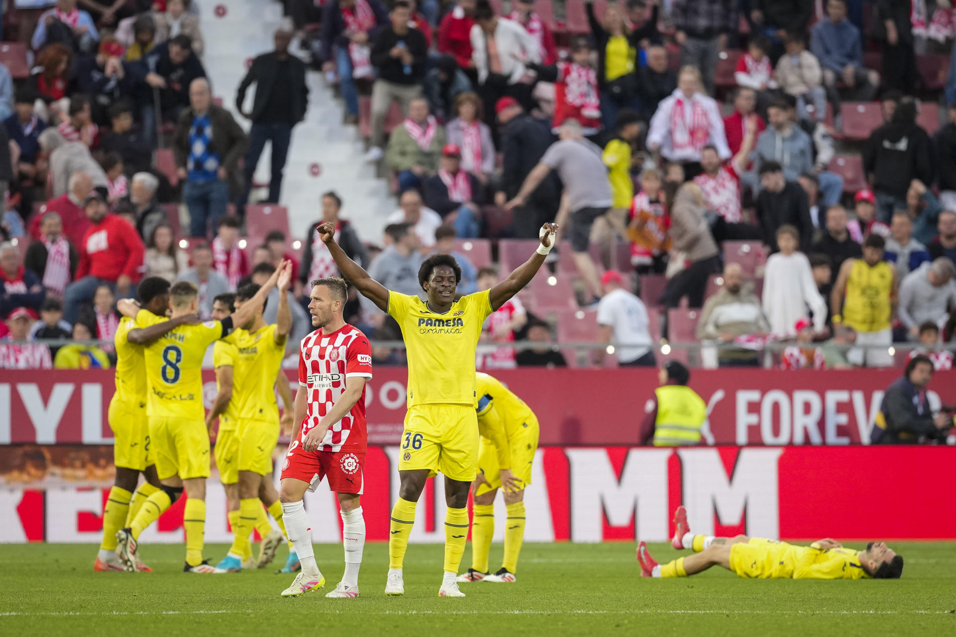 El delantero camerunés del Villarreal, Etta Eyong, celebra la victoria de su equipo a la finalización del encuentro correspondiente a la jornada 35 de Laliga EA Sports que han disputado Girona y Villarreal en el estadio municipal de Montilivi, en Girona. EFE/David Borrat.