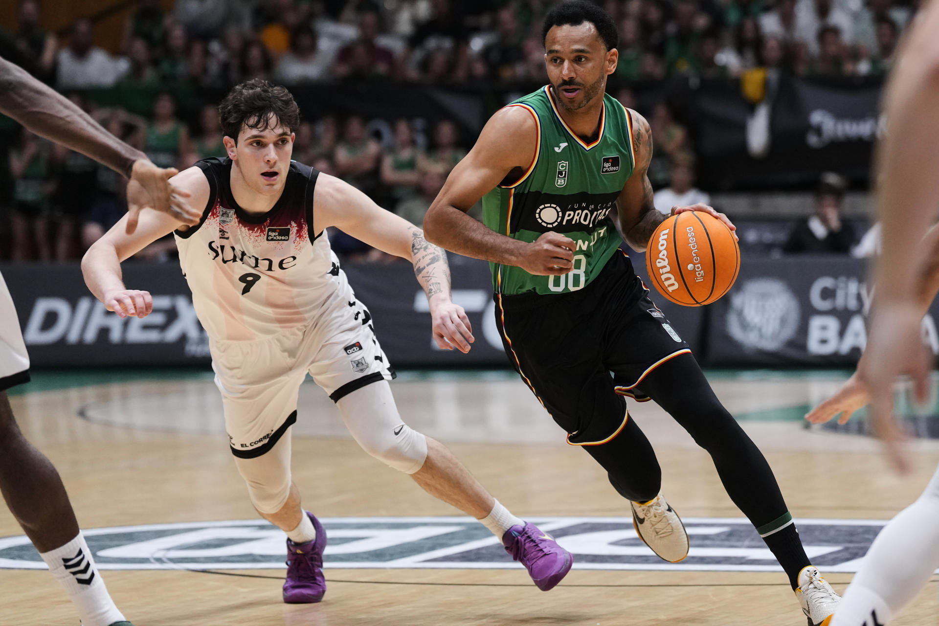 Adam Hanga (d) del Joventut ante Rubén Domínguez del Bilbao Basket este sábado, durante el partido de Liga Endesa en el pabellón olímpico de Badalona. EFE/ Alejandro García