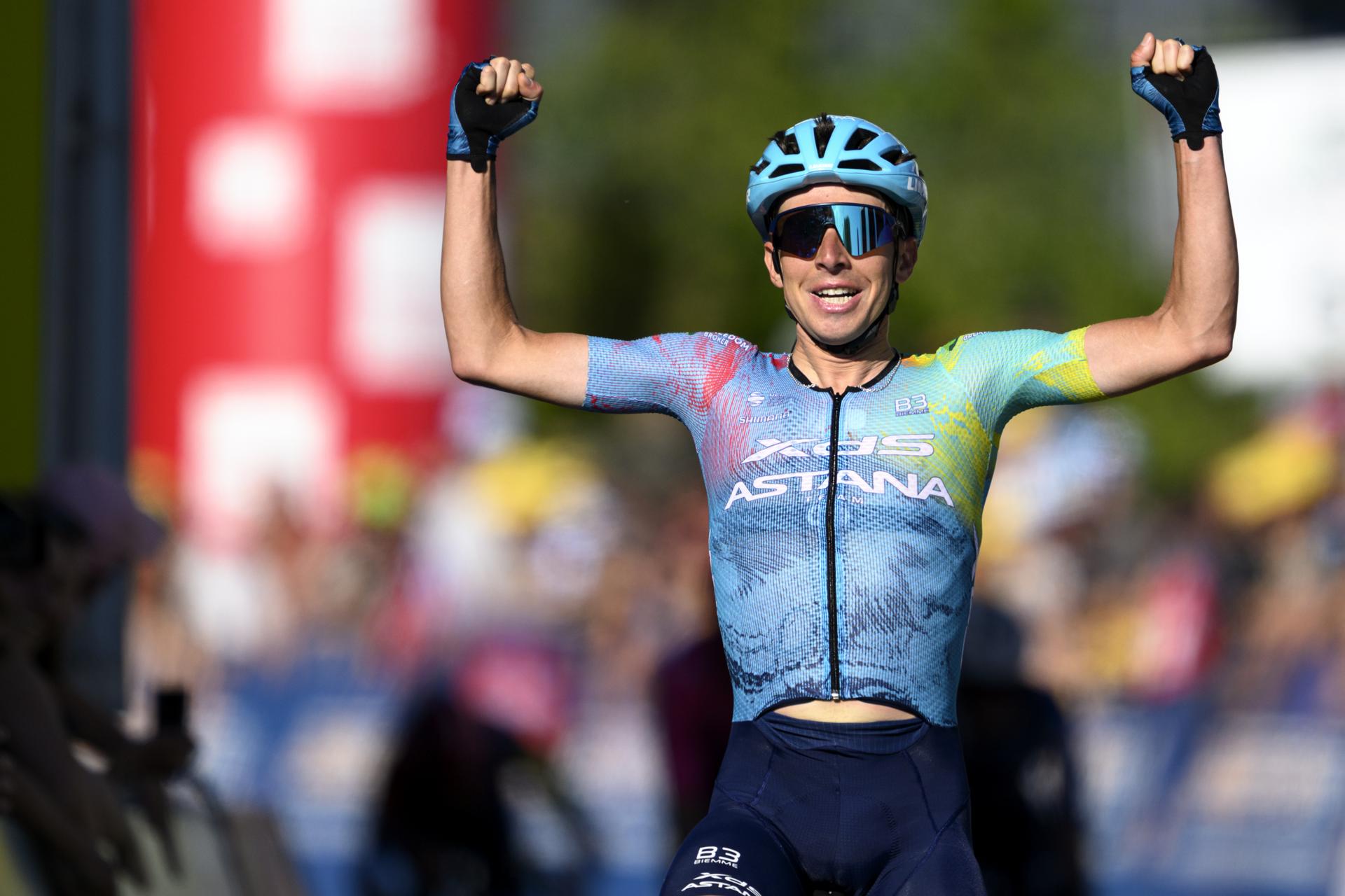 El italiano Lorenzo Fortunato, del equipo XDS Astaná, gana este jueves la segunda etapa del Tour de Romandía, disputada sobre 157 kilómetros con salida y meta en la localidad suiza de La Grande Béroche EFE/EPA/JEAN-CHRISTOPHE BOTT