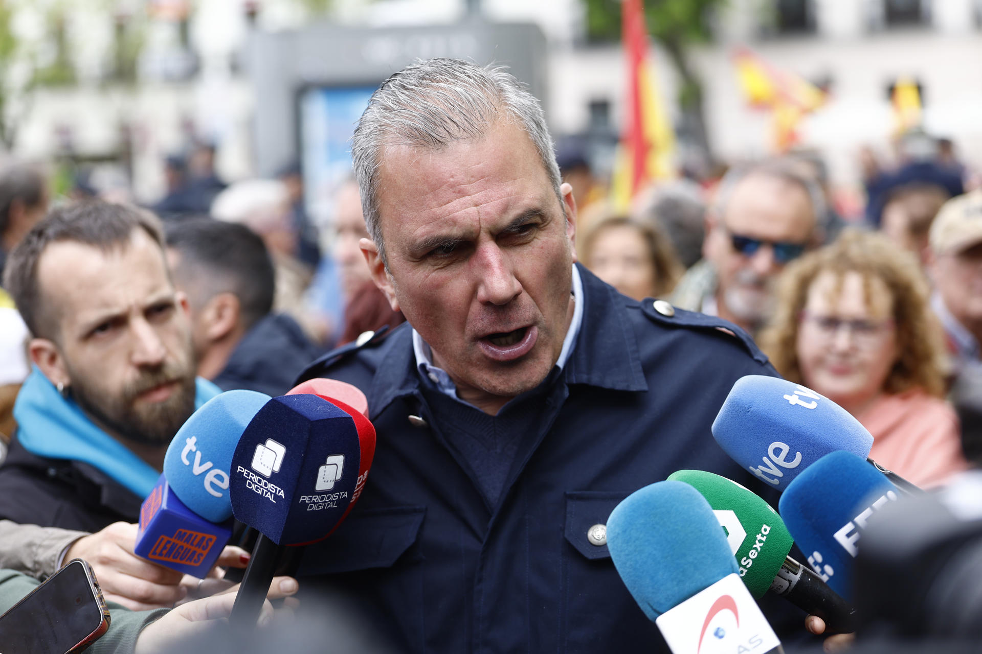 MAADRID, 10/05/2025.- El diputado de Vox Javier Ortega Smith asiste a la manifestación organizada por la Plataforma por la España Constitucional con el lema 'Por la dignidad de España. Sánchez dimisión, elecciones ya' este sábado en la Plaza de Colón de Madrid. EFE/Rodrigo Jiménez