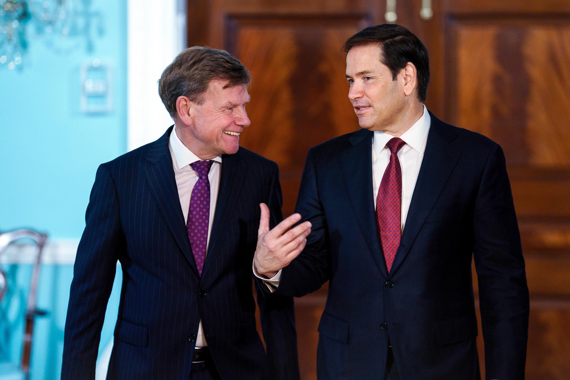 El secretario de Estado de Estados Unidos, Marco Rubio (derecha), habla con el ministro de Asuntos Exteriores alemán, Johann Wadephul (izquierda), durante su reunión en el Departamento de Estado, en Washington, DC, EE.UU., el 28 de mayo de 2025. EFE/EPA/Will Oliver