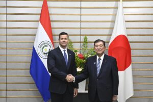 El primer ministro de Japón, Shigeru Ishiba, (I) y el presidente de Paraguay, Santiago Peña, este miércoles en Tokio.EFE/EPA/DAVID MAREUIL / POOL